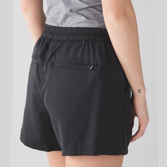 Lululemon &go Keepsake Short in Black - Picture 2 of 8